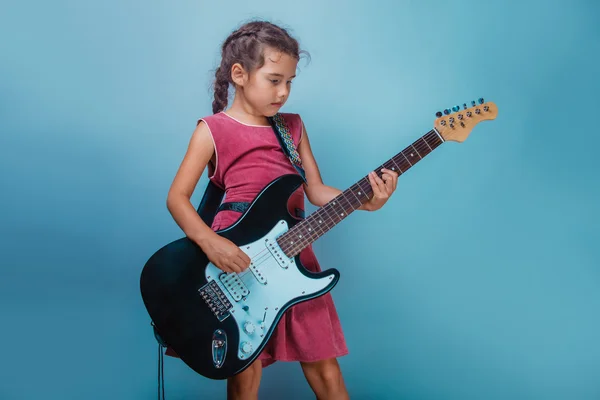 Mädchen europäischen Auftritt zehn Jahre spielt Gitarre singt auf einem bl — Stockfoto