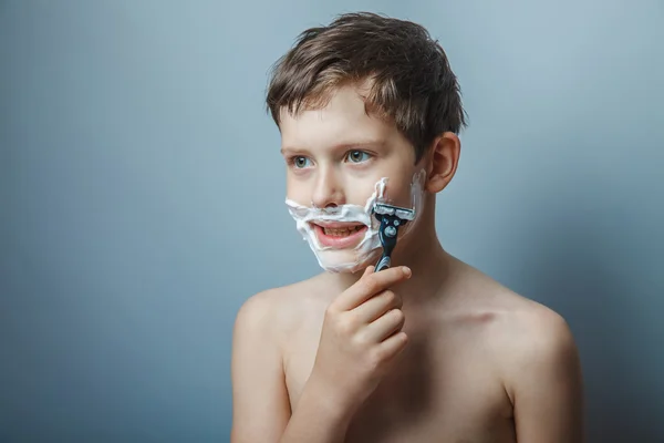 十几岁的男孩 12 年的欧洲外观用剃须刀刮胡子 — 图库照片