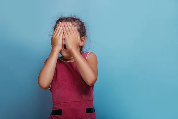 Ragazza aspetto europeo decennio chiuso gli occhi con le mani opene Foto Stock