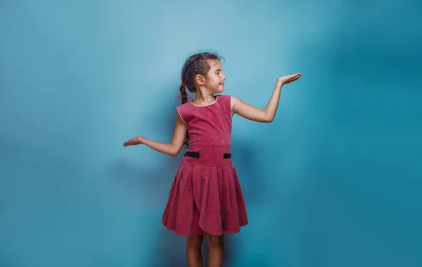 Girl European appearance ten years  playing guitar sings on  a b — Stock Photo, Image