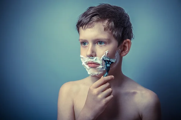 Adolescente chico sin camisa europeo apariencia en marrón pelo espuma en fac —  Fotos de Stock