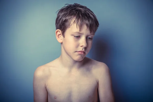 Teenager Junge etwa zehn Jahre alt europäisches Aussehen braun nackt — Stockfoto