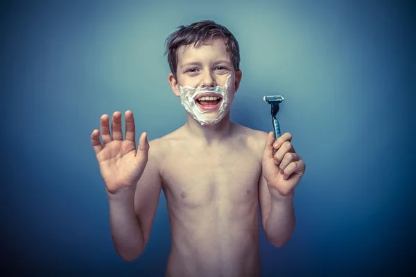 Teen boy senza maglietta aspetto europeo in schiuma di capelli castani sul suo — Foto Stock