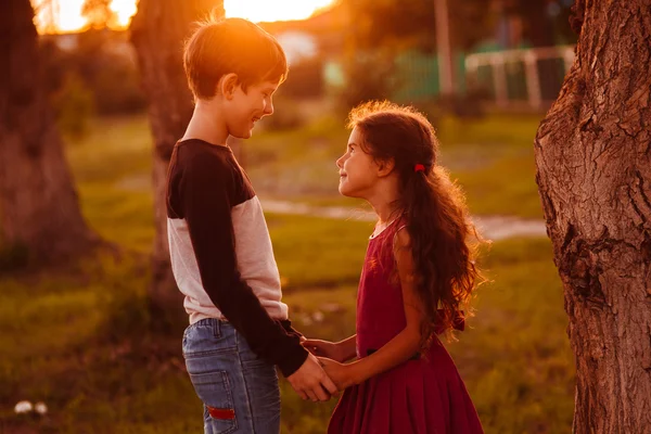Pojke flicka tonåringar håller händerna Romantik vänskap kärlek på Solar — Stockfoto
