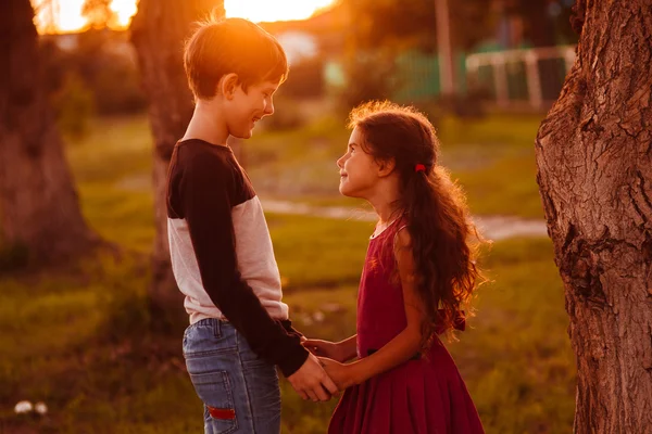 Çocuk kız gençler güneşler eller romantizm Dostluk aşk tutuyorsun — Stok fotoğraf