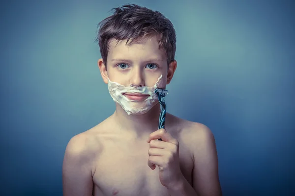 De jongen van de Europees uiterlijk tien jaar persoon scheert, scheren — Stockfoto