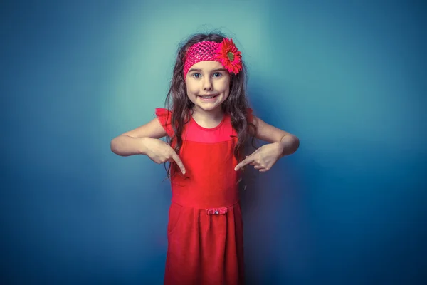 Adolescente chica de europeo apariencia cinco años indica thumbs dow —  Fotos de Stock