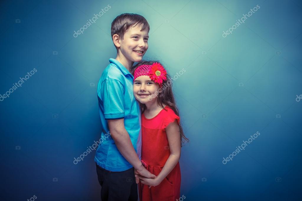 дети лучшие друзья стоя. 2 мальчика держат девочку. мальчик с девочкой за ручку. мальчик и левочка дердатся затрукт. мальчик и девочка держатся за руки.