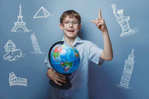Chlapec 10 let Evropského vzhledu s brýlemi drží — Stock fotografie