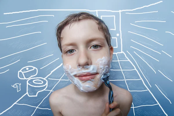 Мальчик европейского внешнего вида десятилетие человек бреется, бреется — стоковое фото