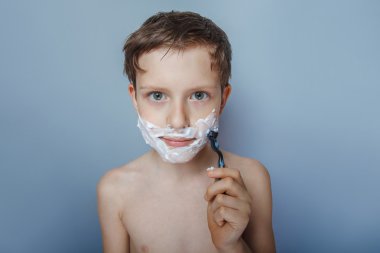 genç çocuk 12 yıllık Avrupa görünümü ile bir jiletle tıraş