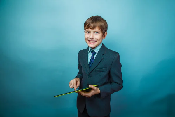 Adolescente ragazzo vestito uomo d'affari in possesso di un tablet Photo Studio — Foto Stock