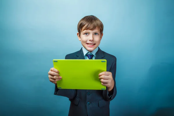 Pojke tonåring klädd affärsman innehar en tablet Photo Studio — Stockfoto