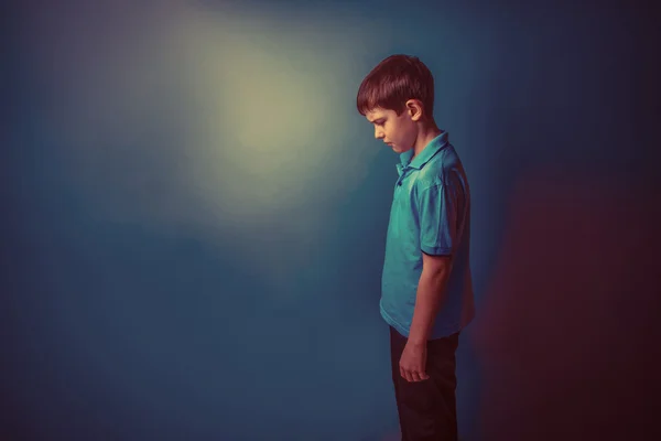 Підліток хлопчик європейський вигляд десяти років стояв вбік loo — стокове фото
