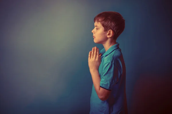 Pojke tonåring europeiskt utseende tio år står sidledes prayi — Stockfoto