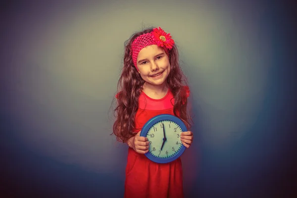 Ein Mädchen von sieben europäischen Aussehen brünett in einem hellen Kleid h — Stockfoto