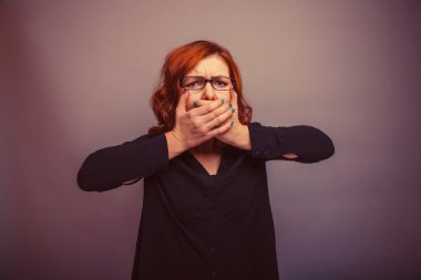 Avrupa - kadın 30 yıl ellerini ağzına üzerinde seyir