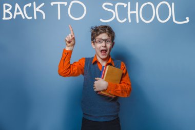 Genç çocuk okula geri shaggy kitap işareti Yaşasın gösterilen