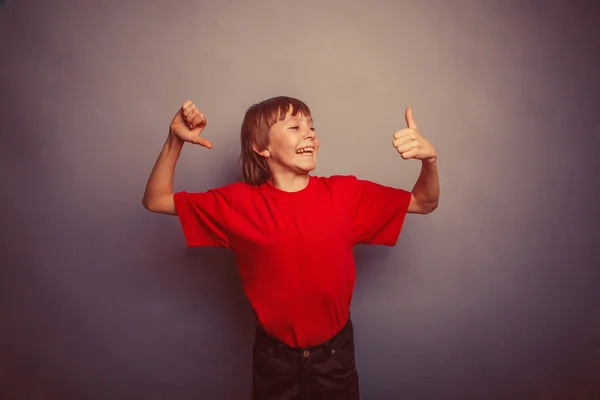 Junge, Teenager, zwölf Jahre alt, in rotem T-Shirt, schaut zum Himmel. — Stockfoto