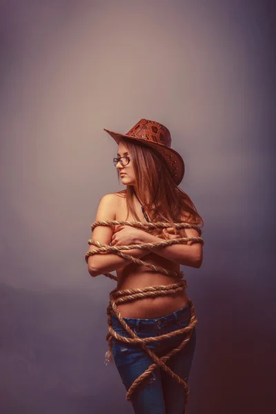 Európai megjelenése szőke lány kötött kötelet egy kalap, egy szürke — Stock Fotó