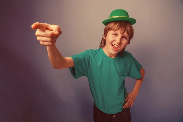 Apariencia europea adolescente chico en camiseta con sombrero verde es po —  Fotos de Stock