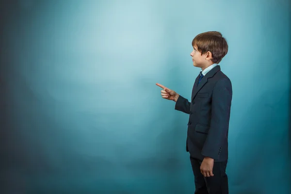 Teenage boy pointing at a businessman standing with his back bac — Stock Photo, Image