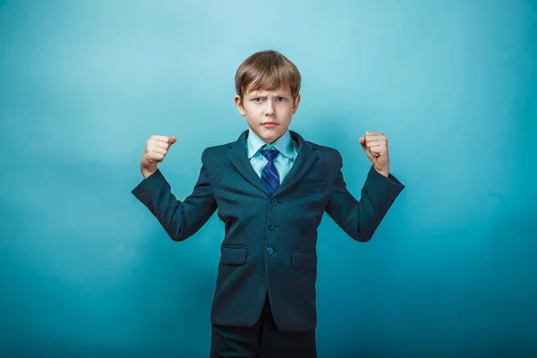 Giovanissima ragazzo uomo d'affari mostrando la sua bicipiti muscolare forza strategia — Foto Stock