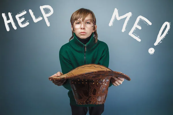 Teen boy homeless asking for help holding a hat inscription hel — Stock Photo, Image