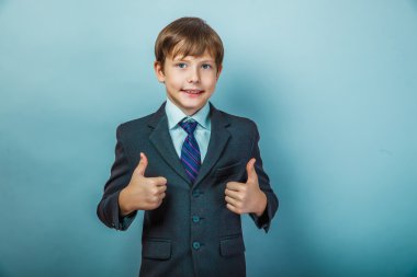 Genç çocuk işadamı bir takım elbise gösteren harekete Evet üzerinde thumbs up 