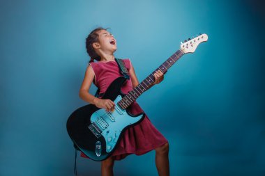Elektro gitar studio arka plan fotoğraf sta oynayan genç kız