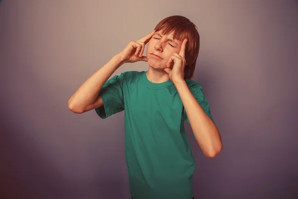 男孩少年欧洲外观棕色头发在绿松石的 t-石 — 图库照片