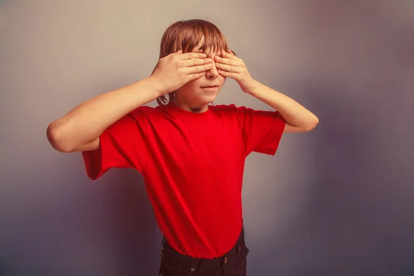男孩少年穿着一件红色的衬衫欧洲外观闭上眼睛与 — 图库照片