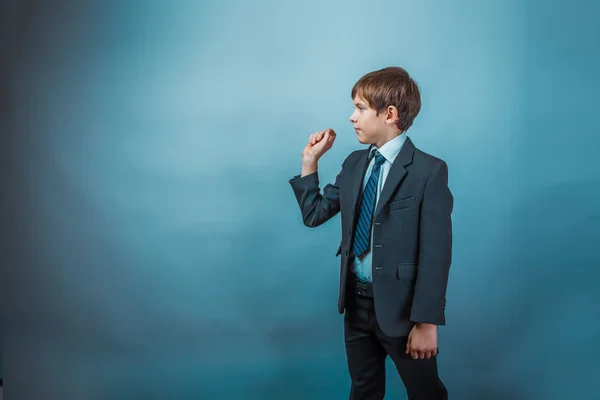 Uomo d'affari adolescente ragazzo lancia un dardo simulazione impegno ges — Foto Stock