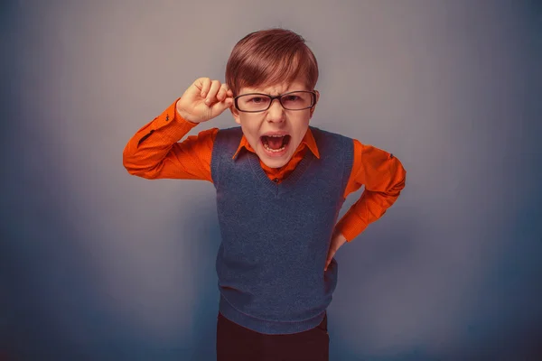 Evropská hledá chlapce deset let v brýlích, hněv, otevřel jeho — Stock fotografie