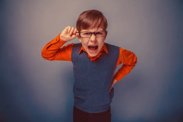 Ragazzo dall'aspetto europeo di dieci anni in occhiali, rabbia, ha aperto la sua — Foto Stock