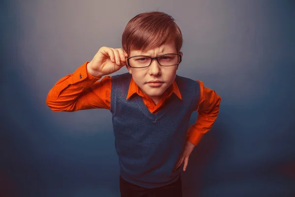 Evropská hledá chlapce deset let v brýle, hněv, zášť — Stock fotografie