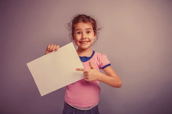 Girl child 6 years of European appearance holds a clean sheet, s — Stock Photo, Image