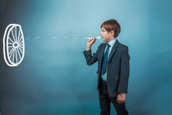 Αγόρι εφήβων επιχειρηματίας ρίχνουν βελάκια σε ένα στόχο βέλος για α β μπλε — Φωτογραφία Αρχείου
