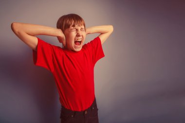 çocuk genç kırmızı gömlekli Avrupa görünüm kulakları kapalı