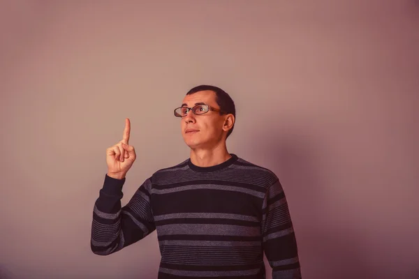 Uomo dall'aspetto europeo di 30 anni insegnante occhiali idea su un grigio — Foto Stock