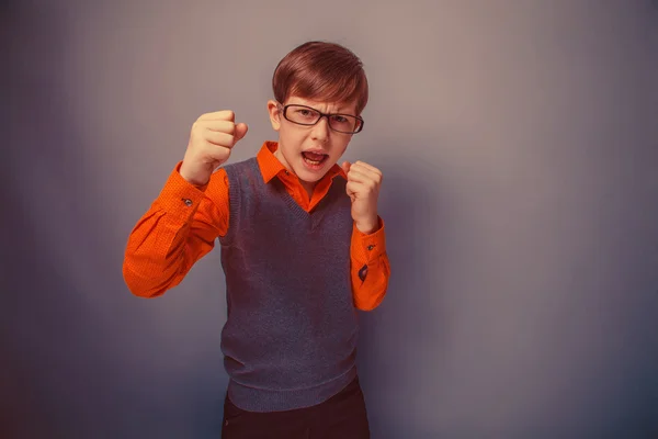 Europeu-olhando menino de dez anos em óculos, raiva, abriu a sua — Fotografia de Stock