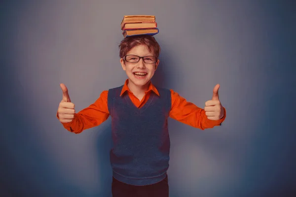 Rapaz de aparência europeia de dez anos de óculos com livros em seu h Fotografia De Stock