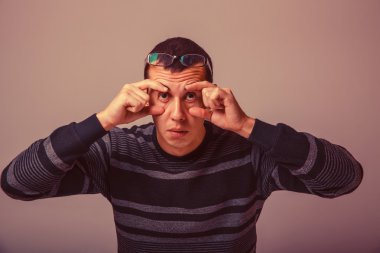 Avrupa görünümlü erkek yaklaşık otuz brunet gözlerle uzanır