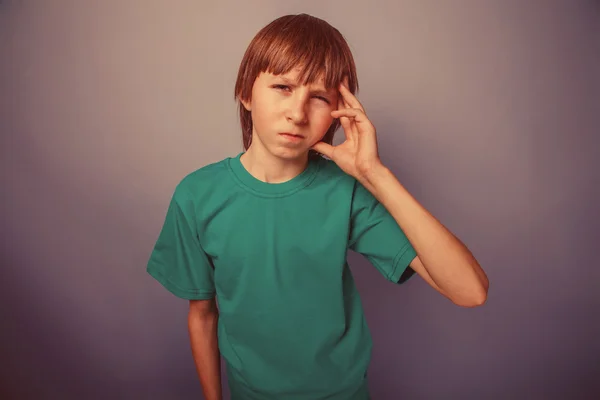 Europeiska-ser pojke på tio år huvudvärk, migrän en grå b — Stockfoto