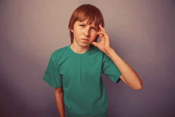 Ragazzo dall'aspetto europeo di dieci anni mal di testa, emicrania su una b grigia — Foto Stock