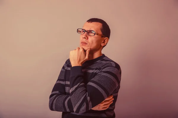 Hombre de aspecto europeo de 30 años en gafas, pensando retro —  Fotos de Stock