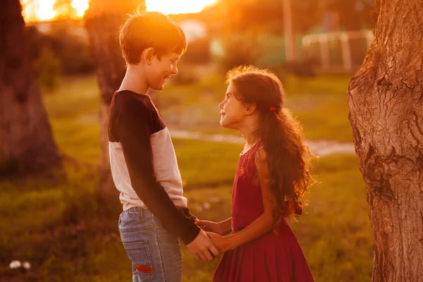 Garçon fille les adolescents tiennent la main romance amitié amour à soleils — Photo