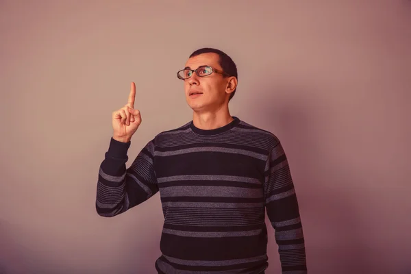 Uomo dall'aspetto europeo di 30 anni insegnante occhiali idea su un grigio — Foto Stock