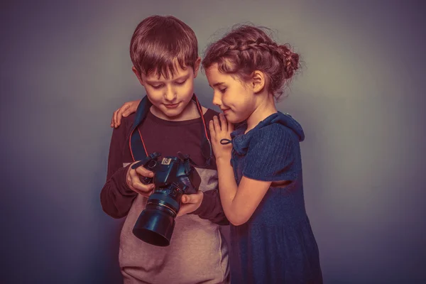 Dospívající chlapec s dívkou sledovat snímky ve fotoaparátu na velké — Stock fotografie