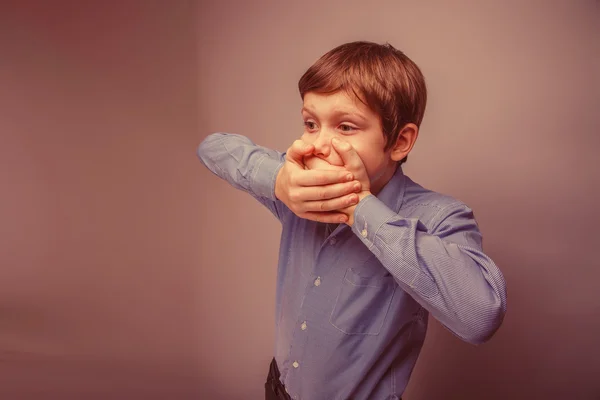 Dospívající chlapec 10 let Evropského vzhledu zavřel ústa s h — Stock fotografie